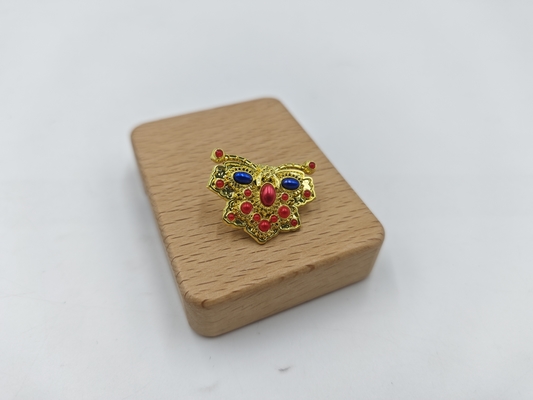 شراء Stylish and Durable Lapel Pin with Brilliant Golden Butterfly and Eye-Catching Gemstone التصنيع عبر الإنترنت